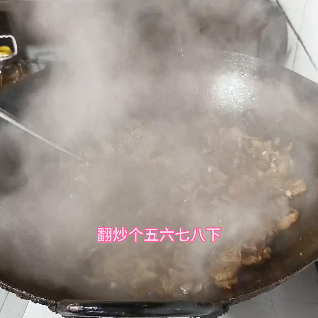 工厂食堂大锅菜自己煮的干净卫生，吃的呢也放心。出门在外...