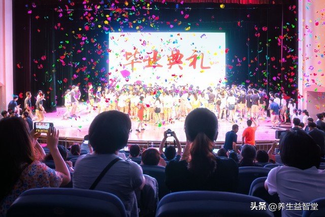 男生高考前向老师送上束脩之礼,毕业时可以给老师送束脩之礼么