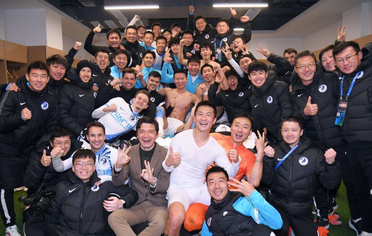 上港大连人赛后谢晖,中超大连人5-1深圳队谢晖赛后