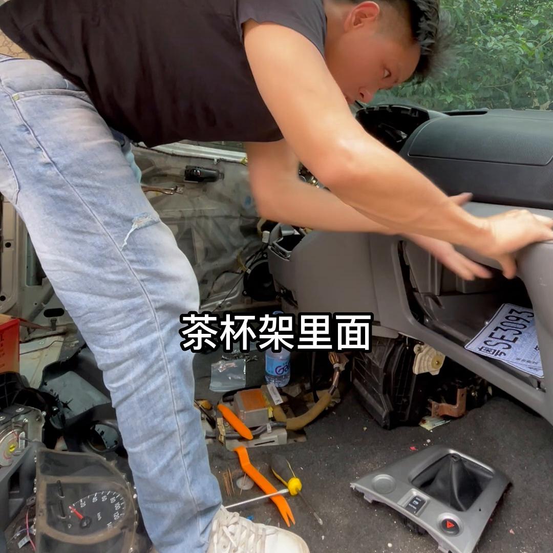 nv200主驾座位拆卸教程,nv200露营车改装视频