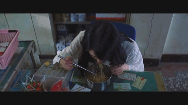 弑亲、卖肉、*拍偷**，尺度爆表，如此生猛的华语片，惊到我了