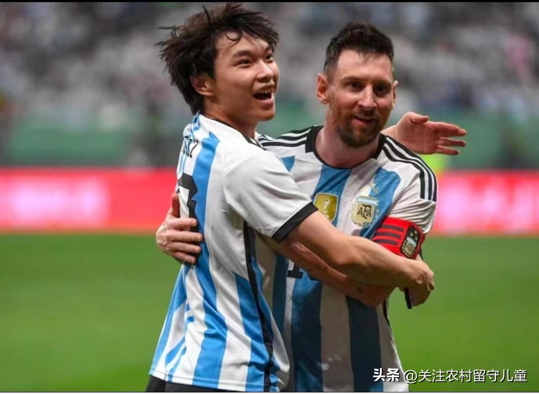 拥抱梅西小伙子笑着被抬走,球迷冲进球场拥抱梅西在哪里比赛