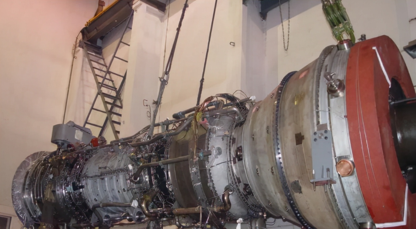 俄军空袭装甲车工厂,俄军空袭乌贫铀弹仓库视频