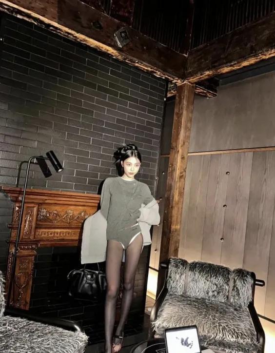 易梦玲miumiu骑士靴的穿搭,易梦玲同款miumiu灰色裙子