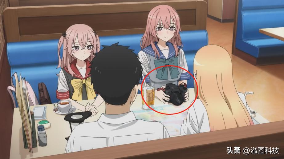 《更衣人偶坠入爱河》中的美少女选了哪款相机？