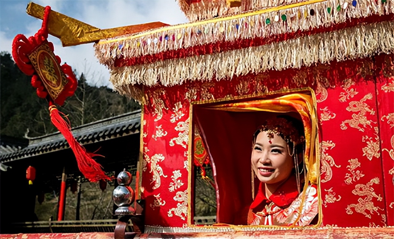 漂亮寡妇偷吃“*果禁**”，携19岁小伙隐居深山50年，创造了人间奇迹