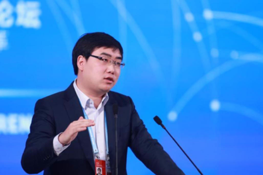 滴滴出行的程维赚的是什么样的钱,与滴滴出行创始人程维并肩而立