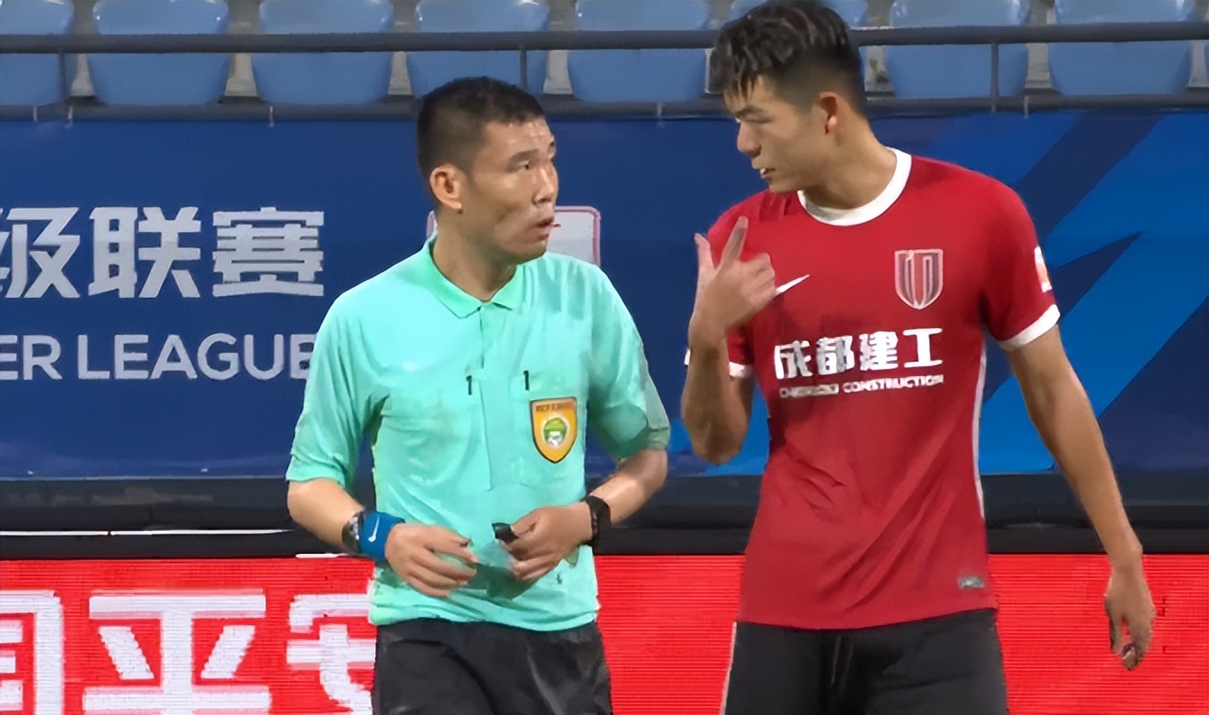 中超金哨5次关键判罚惹争议,中超再现奇葩视频裁判都被逗笑了