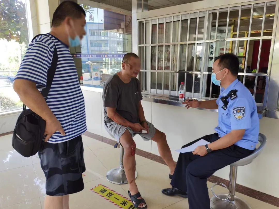 高温晕倒男子后续,小伙中暑晕厥他们暖心急救