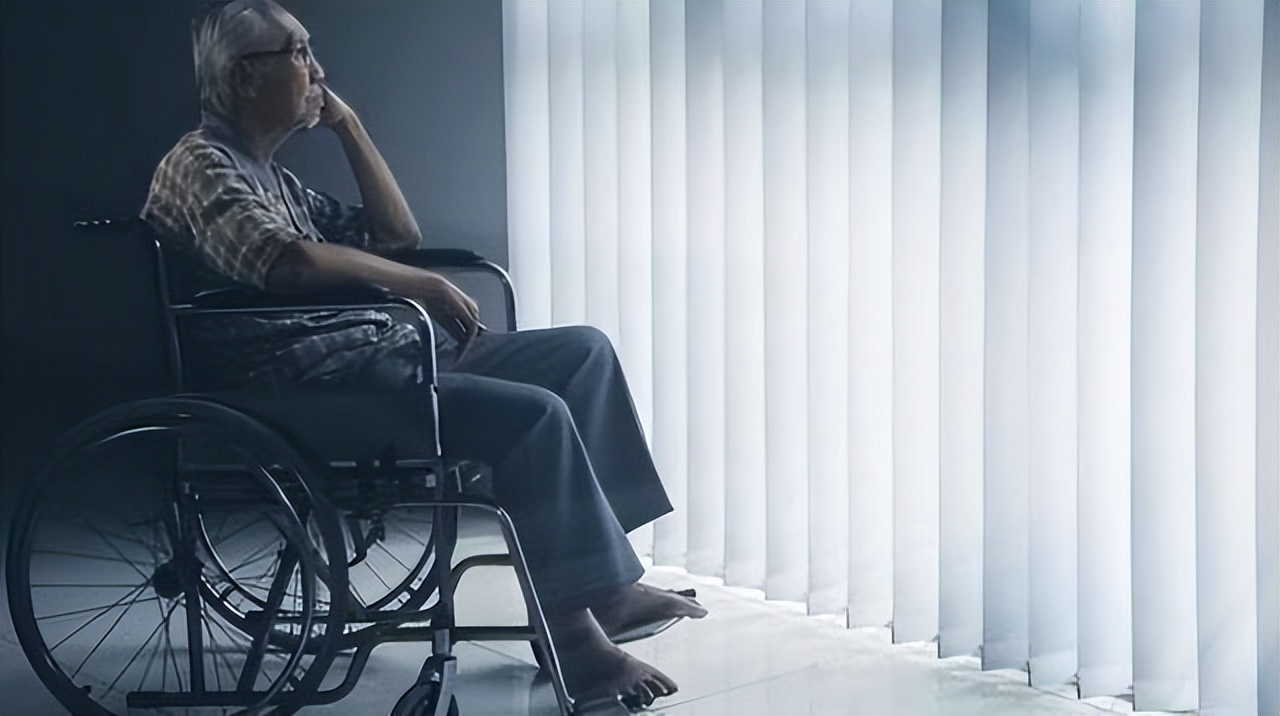 大脑开始萎缩身体会出现三个症状,大脑萎缩的10个征兆有哪些表现