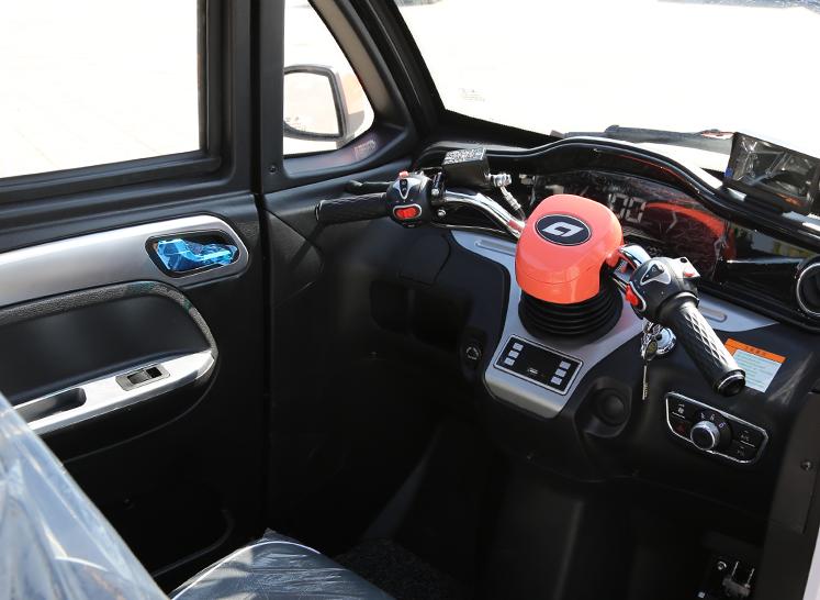 全封闭最新款电动三轮老年代步车,续航最远的老年代步三轮车