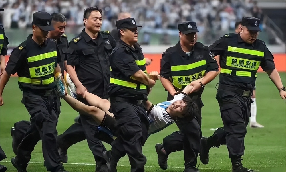 闯球场的球迷,球迷冲进球场拥抱梅西跑了多少米