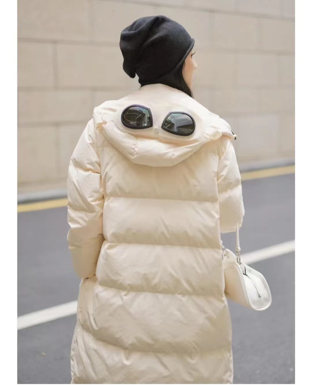 浅蓝色羽绒服怎样搭配黑色半身裙,短款白色羽绒服的最佳搭配半身裙