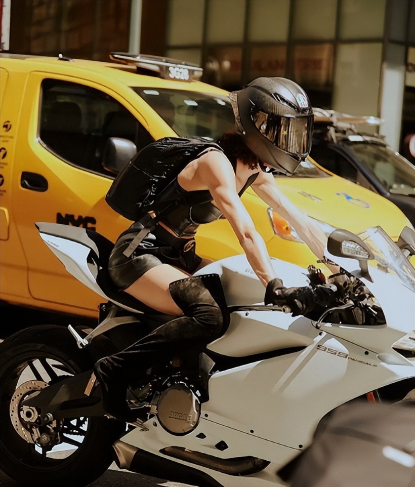 女生骑摩托车伸腰,女生骑摩托车前轮翘起来