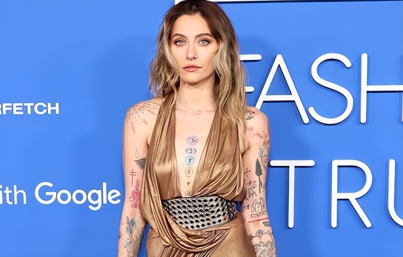 迈克尔杰克逊女儿穿黑色背心,迈克尔杰克逊跟女儿街拍面纱