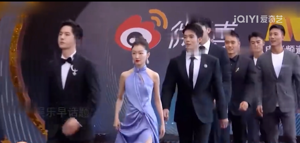 泫雅现场黑色吊带裙,女明星泫雅穿着蝴蝶吊带裙