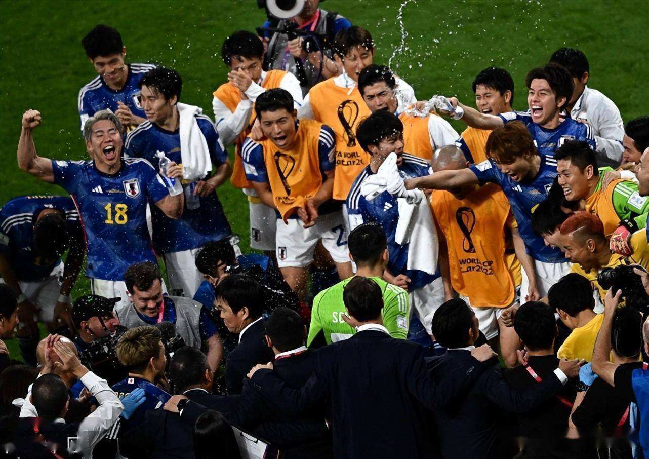 日本2比1逆转德国分析文字版,日本2-1击败德国队第二球出界了吗