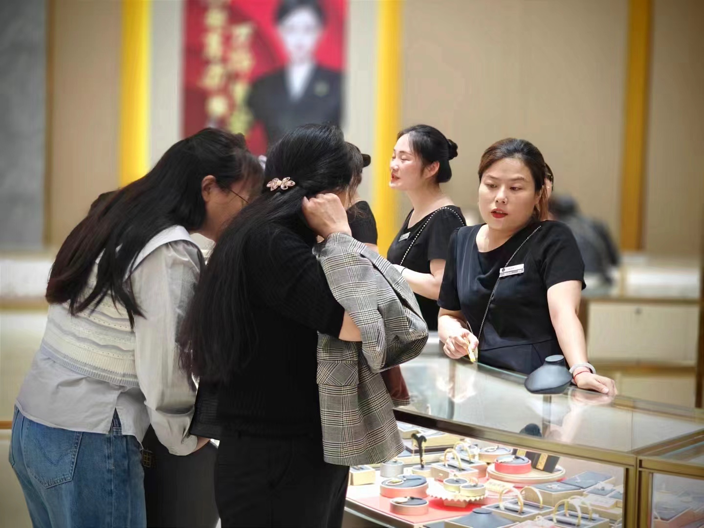 买黄金首饰到哪家店,买黄金珠宝首饰有哪些品牌店