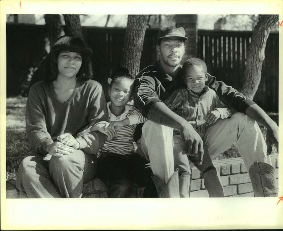 米切尔晃倒马刺10号,米切尔17赛季马刺