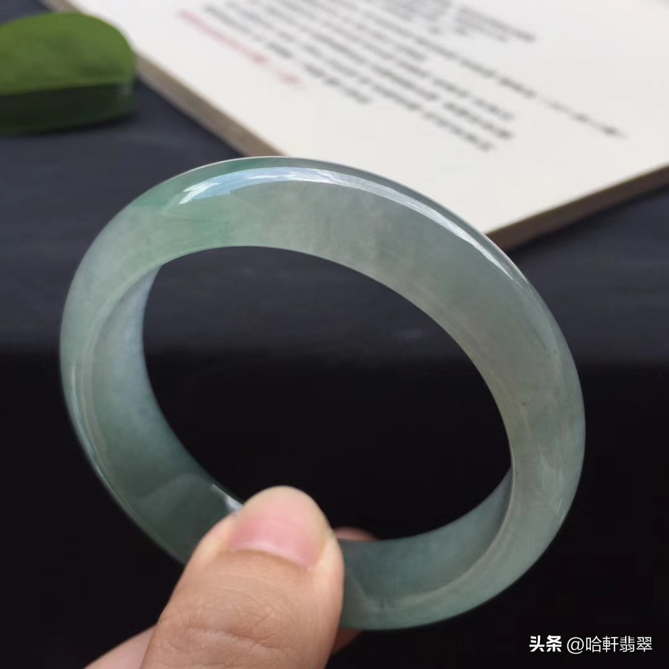 上2万元的油青种翡翠,人人都能买得起的珠宝