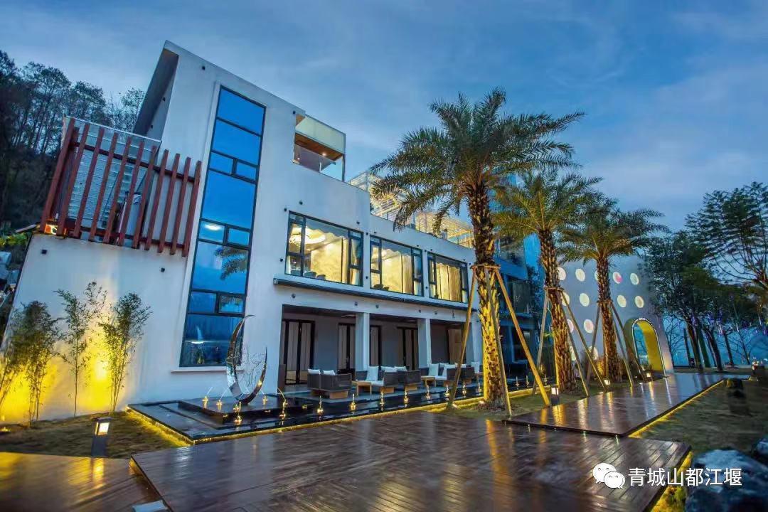 来都江堰的山间溪畔赴一场“好食光”！青山间的火锅店、花园里的小食堂......赏景美食两不误~