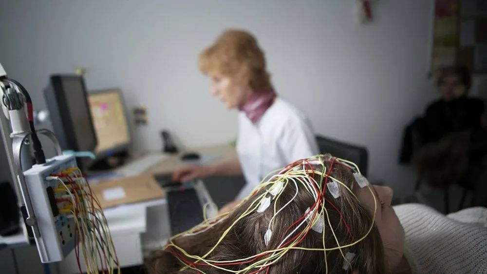 脑肿瘤切除导致的偏瘫可以恢复吗,脑肿瘤术后引起的癫痫能治好吗
