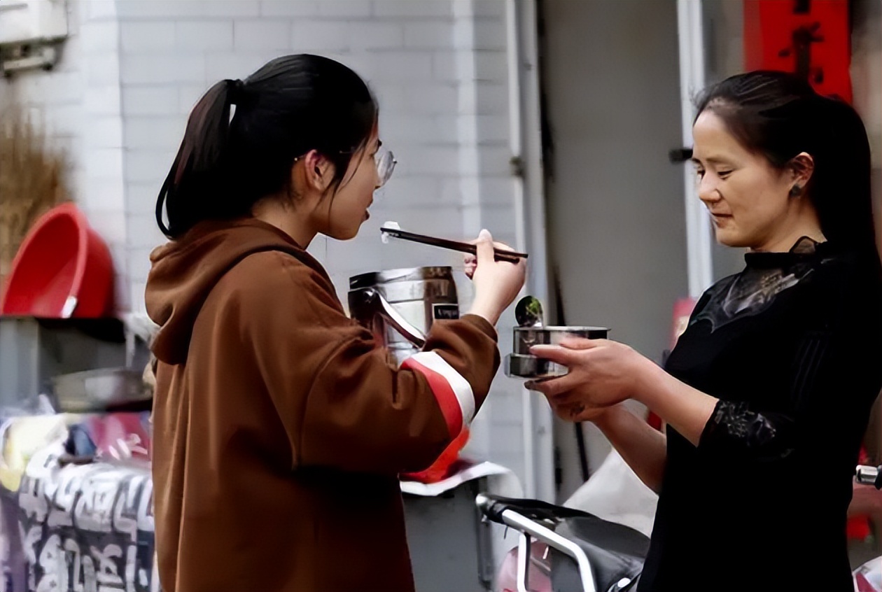 “考不上清华你负责”，男子修改wifi密码惹邻居不满，评论很精彩