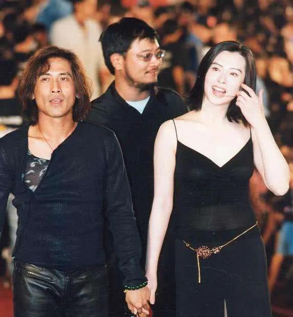 3个亦雌亦雄的大美女，一个46岁自杀，一个不婚不育，一个嫁富商