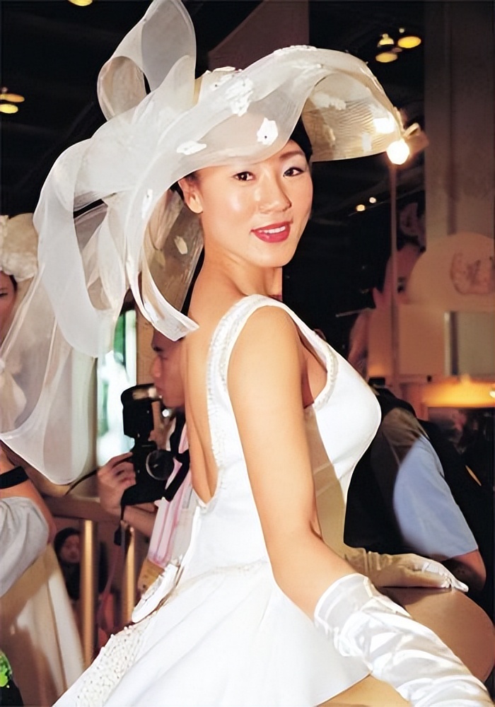 她7岁从天津到香港，是TVB“*用御***妇情**”，有小鲜肉追钱都花给父母