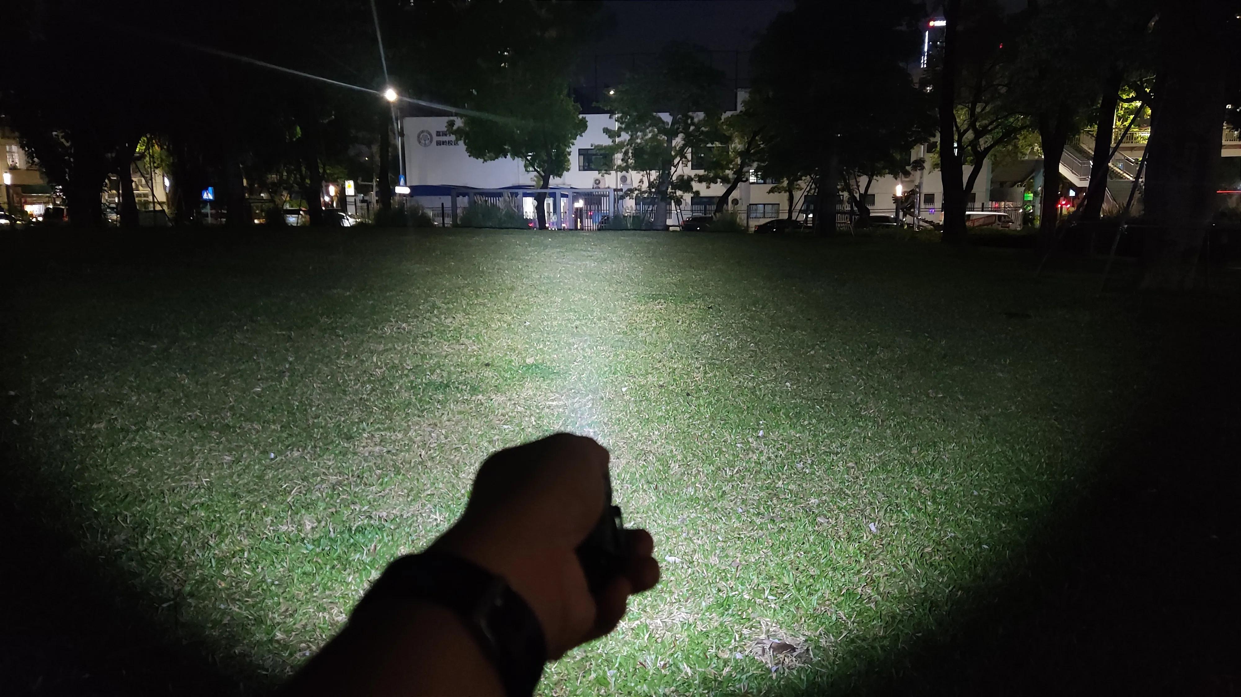 经典新升级，全能EDC便携直充小直——菲尼克斯E28Rv2.0手电评测