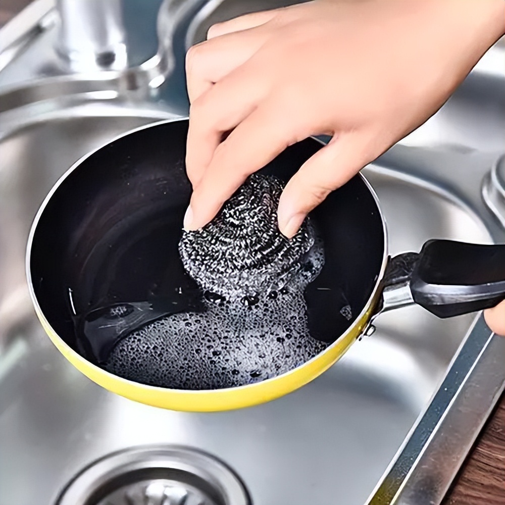 不粘锅白钢锅烧黄了如何擦洗,不锈钢锅烧黑怎样去除污渍