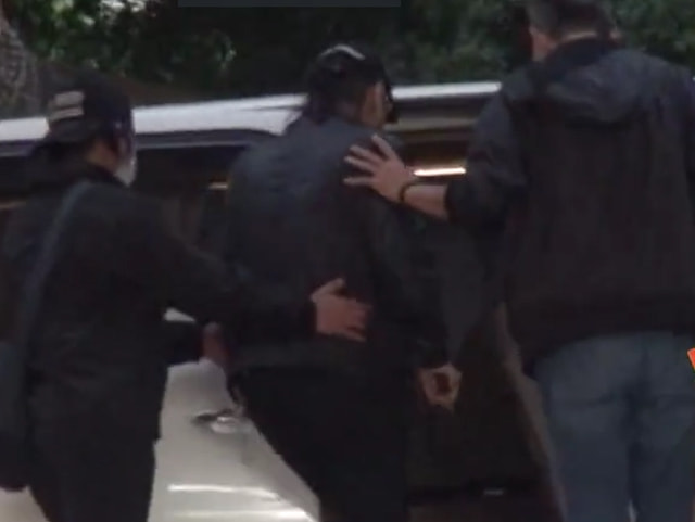 84岁谢贤罕有戴墨镜露出真容,85岁谢贤步履蹒跚