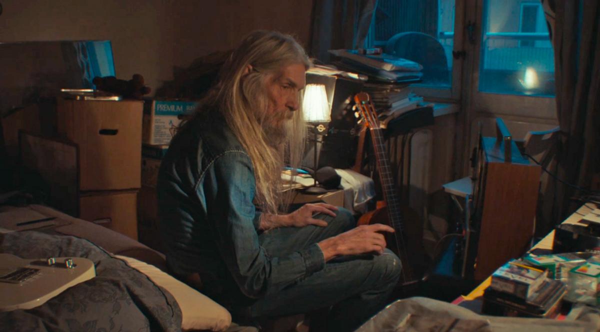 “世界第一美少年”，15岁被谣传死亡，美是原罪？今67岁白发飘飘