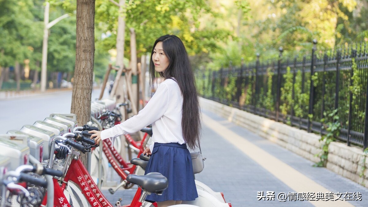 女邻居去爬山，她扭伤了脚踝，我把她背回家后，她向我示好了