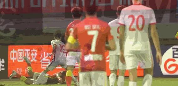 中超名场面倒钩踢队友,中超名场面踩球摔倒