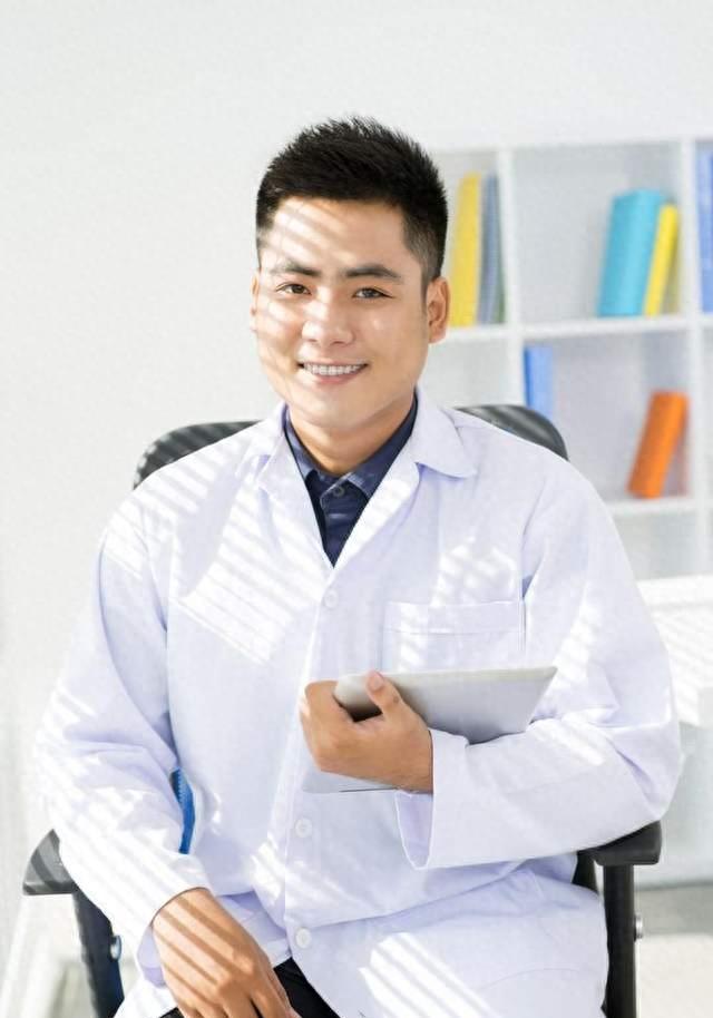 “用嘴体检”，厦门60岁医生羞辱患者的细节曝光！