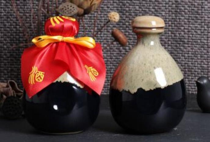 河北65岁赵大叔，收藏30斤散酒被取笑，15年后取出，众人沉默不语