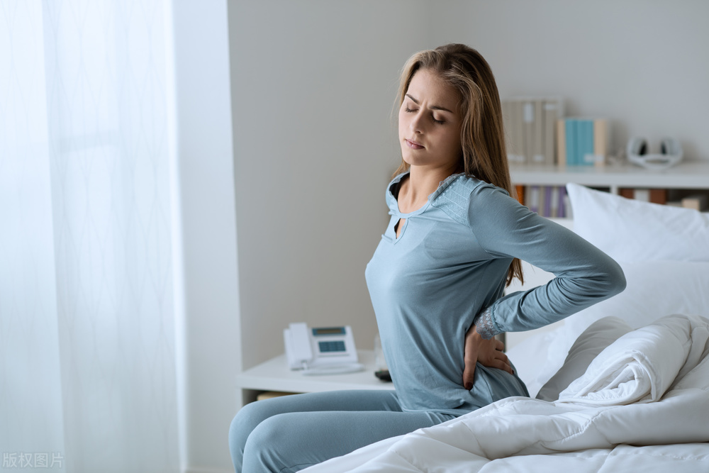 乳胶床垫和椰棕床垫哪个对腰椎好,腰椎间盘突出睡硬床还是乳胶床垫