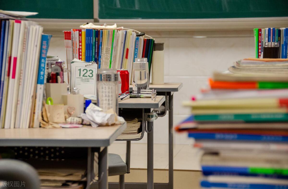 高三班主任毕业礼物,班主任自费给高三毕业生发礼物