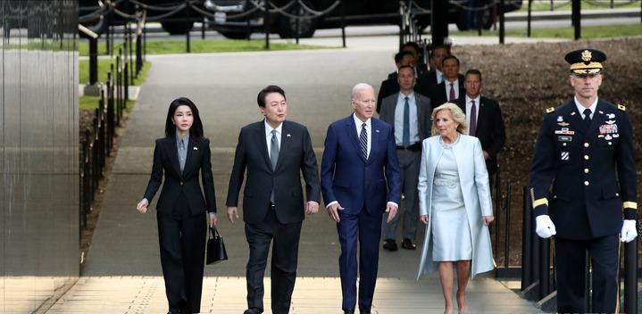 韩国第一夫人出访英国王室服装秀,韩国第一夫人美丽瞬间