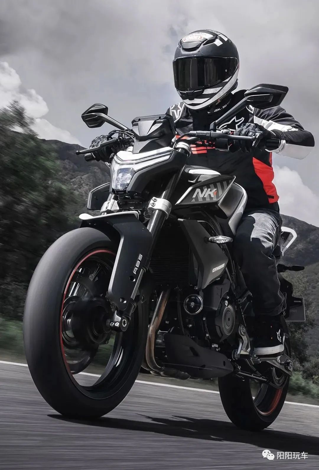 春风450NK三千公里还能卖多少钱,5000左右单缸300cc街车