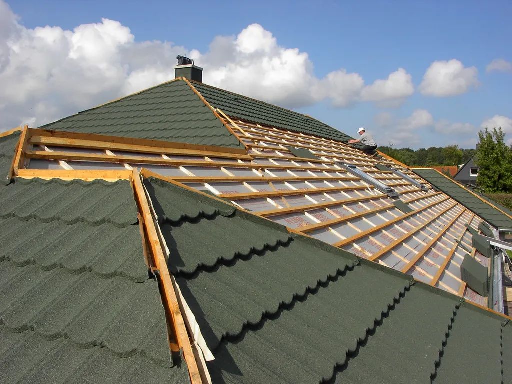 彩石金属瓦安装多少钱一平方,彩石金属瓦安装骨架