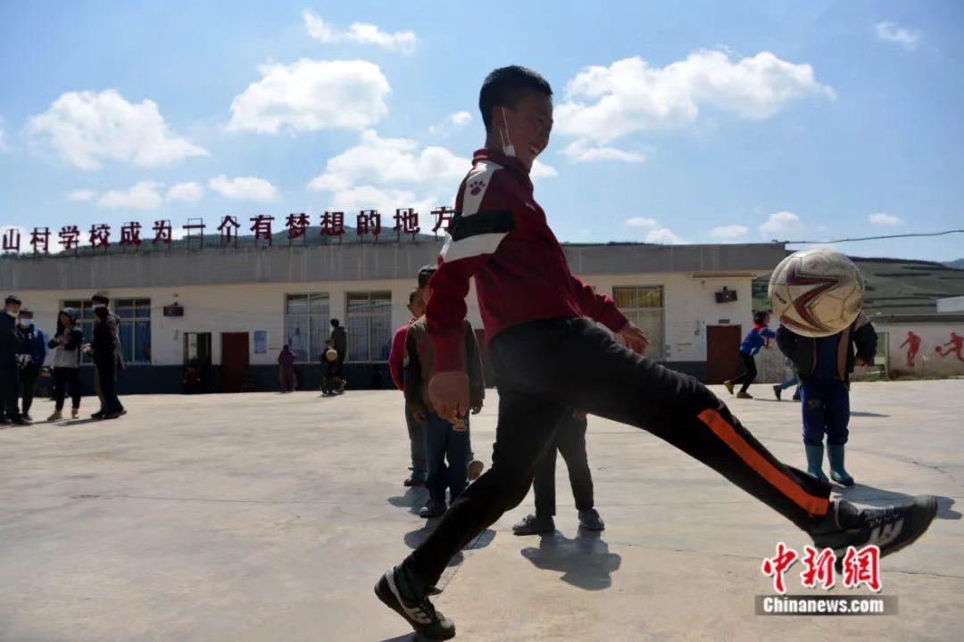 一双球鞋一人一只，凑成“黄金左右脚”！没有什么能够阻挡“运动小子”们的热爱