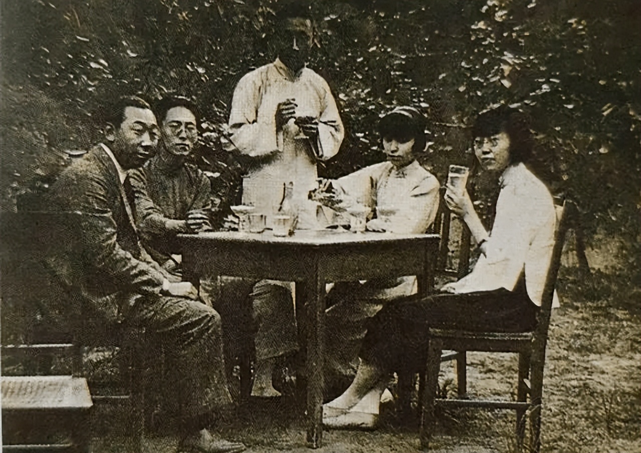 张爱玲的母亲是李菊藕吗,李菊藕和张爱玲的关系