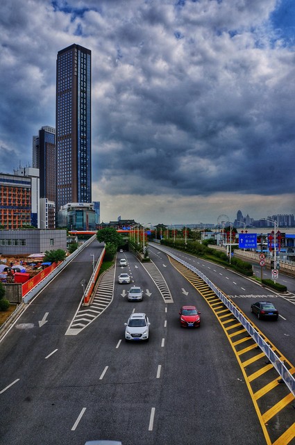 夏日的城市，大街小巷温暖的微风轻拂着人们的脸颊，带来一丝凉意