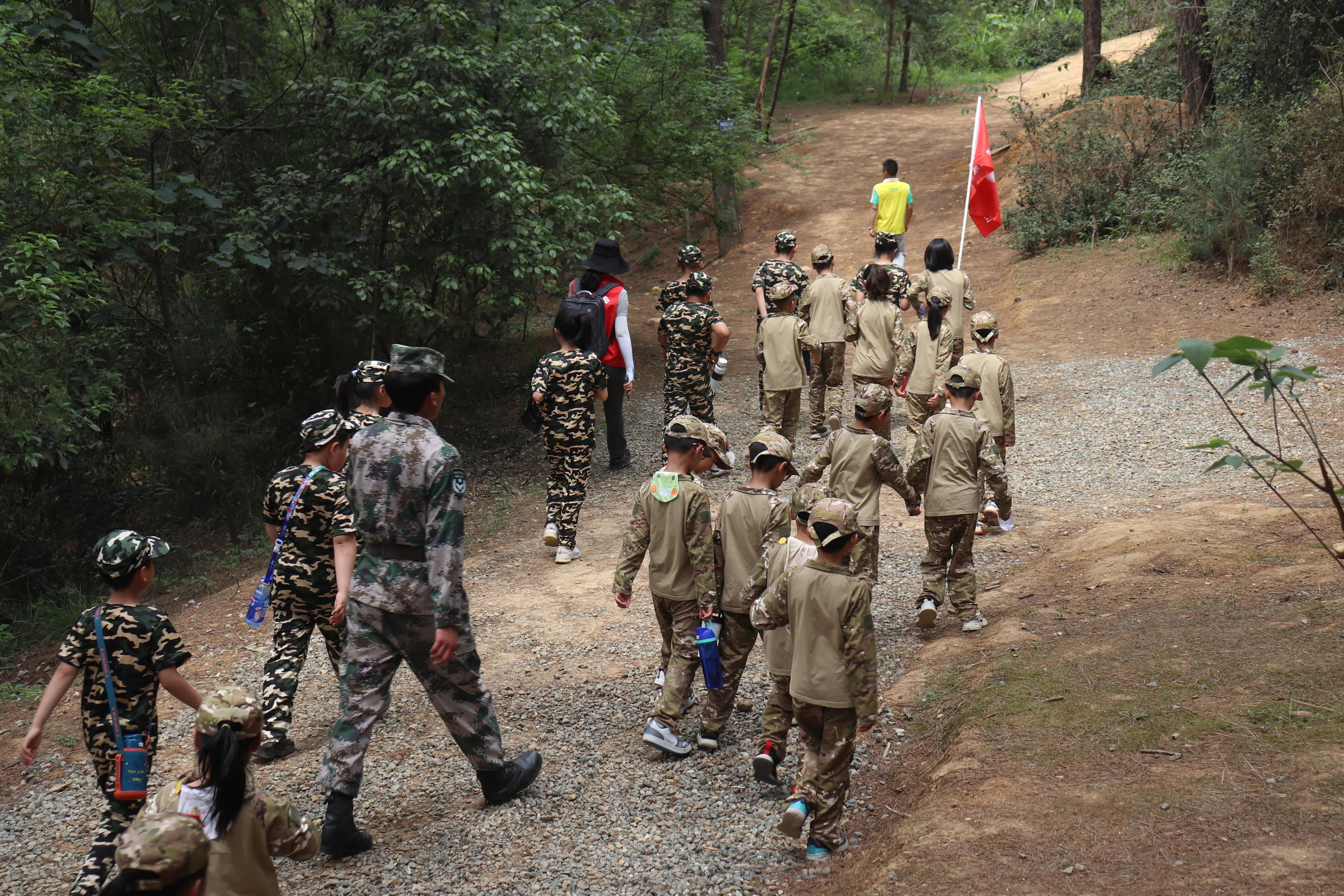 白塔社区：军事训练学技能，高新青少年收获多多