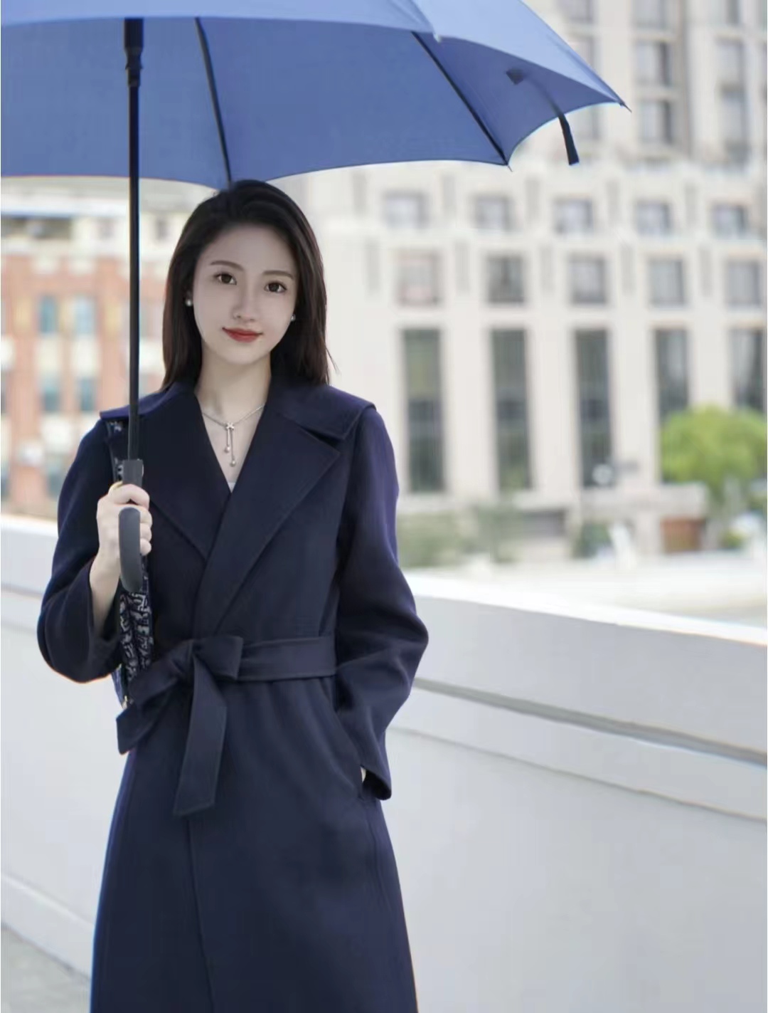 黑色大衣搭配什么颜色毛衣显高级,深棕灰色格子大衣怎么穿出高级感