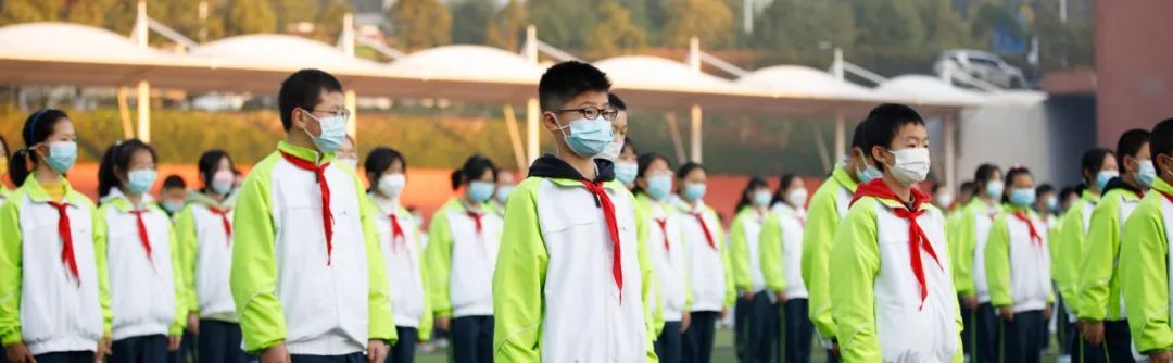 3000多名师生传递国旗为祖国庆生,开学典礼百人传旗