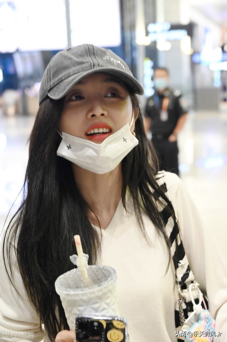 吴宣仪白色长袖上衣+阔腿牛仔裤+棒球帽随性简约