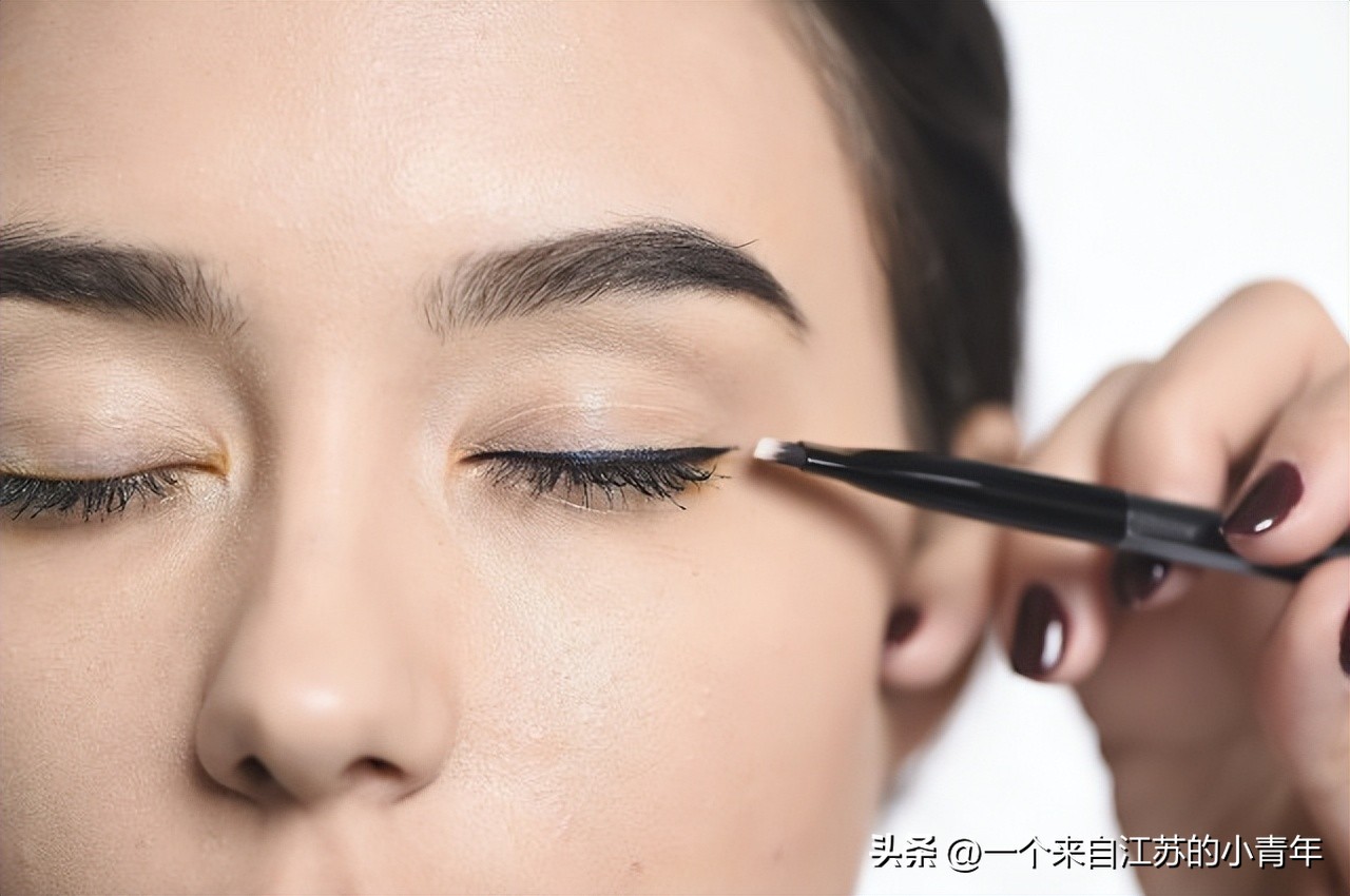 手把手教你画眼线的正确方法,眼线怎么画新手画眼线技巧图解